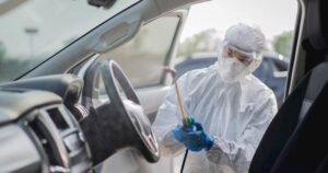 Al recibir pagos del servicio de transporte, introducir el dinero en una bolsa plástica transparente y lavarse las manos o desinfectarlas con alcohol glicerinado o gel antibacterial después de manejar dinero en efectivo, indica la publicación. En caso de tener síntomas gripales, es importante quedarse en casa, informar a la empresa y a las autoridades, para que se pueda monitorear la situación y su evolución. Quédese en casa si está enfermo Si tiene fiebre o síntomas como tos o dificultad para respirar, llame a su proveedor de atención médica para consultarle al respecto y que lo oriente antes de acudir a su consultorio. No debe volver a trabajar hasta que se haya cumplido el criterio para discontinuar el aislamiento en el hogar luego de hablar con su médico o personal de enfermería. Use mascarilla A partir del 2 de febrero del 2021, el uso de mascarillas es obligatorio en aviones, autobuses, trenes, taxis, vehículos compartidos y otros medios de transporte público que llegan o salen de los Estados Unidos y circulan por el país y en centros de transporte de los EE. UU. como aeropuertos y estaciones. ​ Las mascarillas pueden evitar que las personas que no saben que tienen el virus lo transmitan a otras personas. Estas mascarillas no son mascarillas quirúrgicas ni mascarillas de respiración y no son reemplazos adecuados de esos equipos en lugares de trabajo donde se recomienda o exige usar mascarillas o mascarillas de respiración. Limite el contacto Evite ofrecer viajes compartidos o recoger a varios pasajeros que de otra forma no recorrerían juntos la misma ruta. Pídale al pasajero que use el asiento trasero; no permita que los pasajeros usen el asiento delantero. En lo posible, evite el contacto cercano con los pasajeros. Mantenga una distancia de al menos 6 pies de los pasajeros cuando esté fuera del vehículo. Solicite que los pasajeros se sienten a seis pies del conductor al transportar pasajeros en vehículos grandes como vans y autobuses. Considere pedirles a los pasajeros que manipulen sus propios bolsos y pertenencias personales al subir y bajar del vehículo. Si trabaja para una compañía que ofrece una gran flota de vehículos, pídale a la gerencia de la compañía un auto/taxi (cuando corresponda) que tenga una mampara entre el conductor y los pasajeros, si está disponible. Evite usar la opción de recirculación de aire de la ventilación del auto durante el transporte de pasajeros; use las rejillas de ventilación del auto para permitir el ingreso de aire fresco y/o baje las ventanillas del vehículo. Evite ofrecer artículos como botellas de agua o revistas que a menudo se brindan gratis a los pasajeros. Evite el contacto con las superficies que los pasajeros u otros conductores tocan con frecuencia, como los marcos/manijas de las puertas, ventanillas, hebillas de los cinturones de seguridad, volante, palanca de cambio de marchas, palancas de señalización y otras partes del vehículo antes de limpiarlas y desinfectarlas. Limpie y desinfecte Consiga y tenga a mano un pulverizador de limpieza y con desinfectante o toallitas desechables y bolsas de basura en su vehículo. Siga las indicaciones que figuran en la etiqueta del producto de limpieza. Si las superficies están visiblemente sucias, se deben limpiar con agua y jabón o detergente antes de desinfectarlas. Como mínimo, limpie y desinfecte las superficies del vehículo que se tocan con frecuencia al principio y al final de cada turno, y entre cada traslado de pasajeros enfermos.